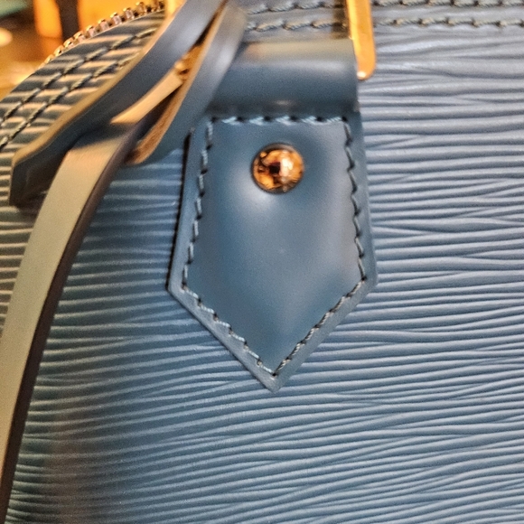 ✨ Authentic Louis Vuitton Alma BB in rare Cyan Épi leather. - Picture 11 of 16